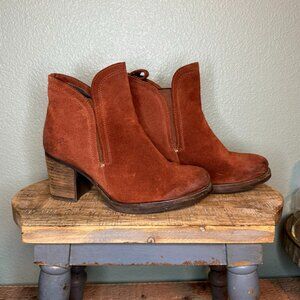 Bos. & Co. Water Resistant Suede Pull on Ankle Boots Belfield Brick EU 38 US 7.5